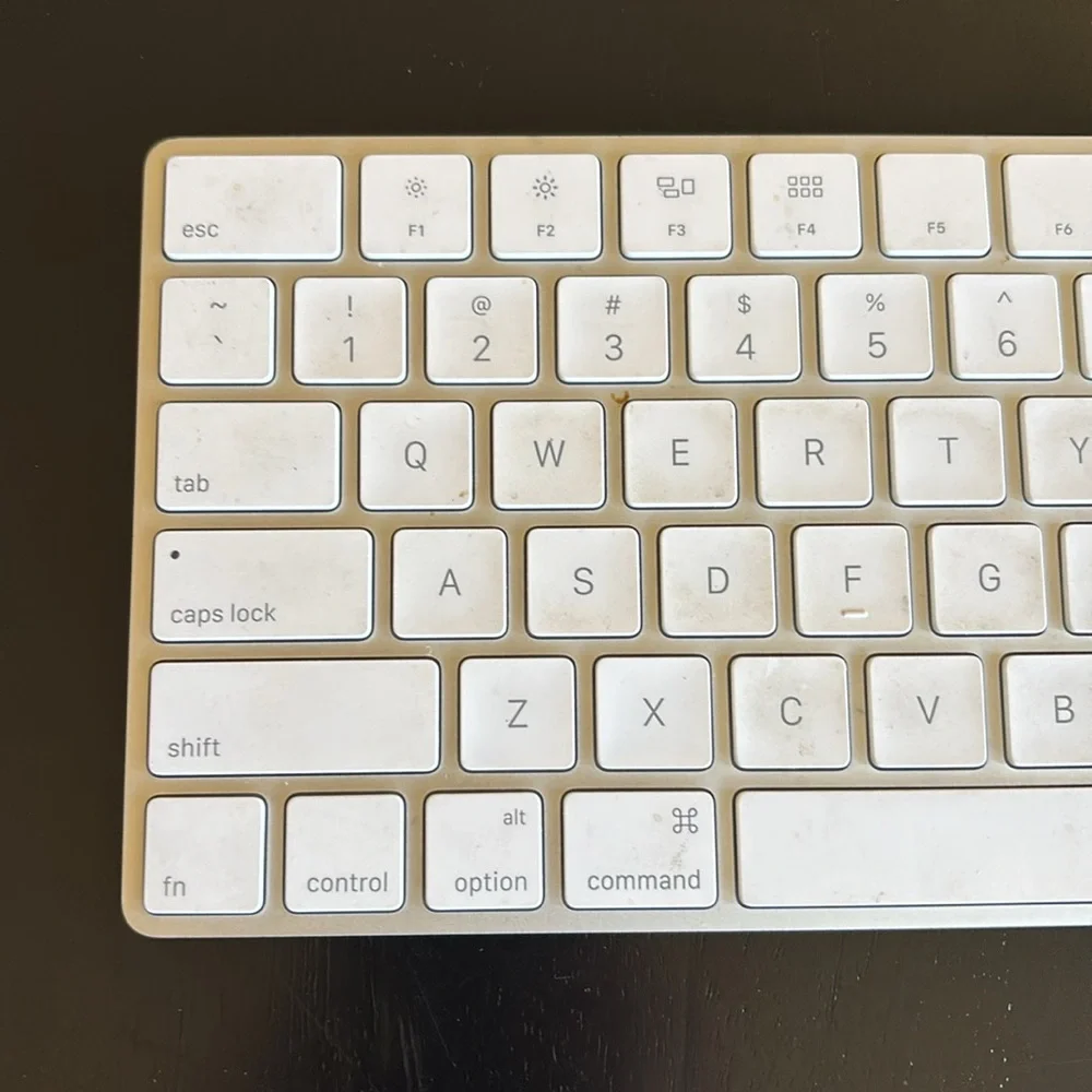 Apple Magic Keyboard for Mac iPad and iPhone Silver (charger not included)